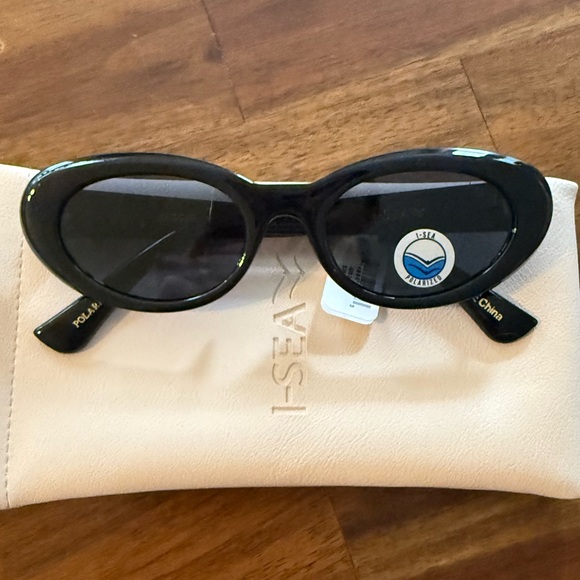 i sea Accessories - Black Oval “I sea” Sunglasses NWT*